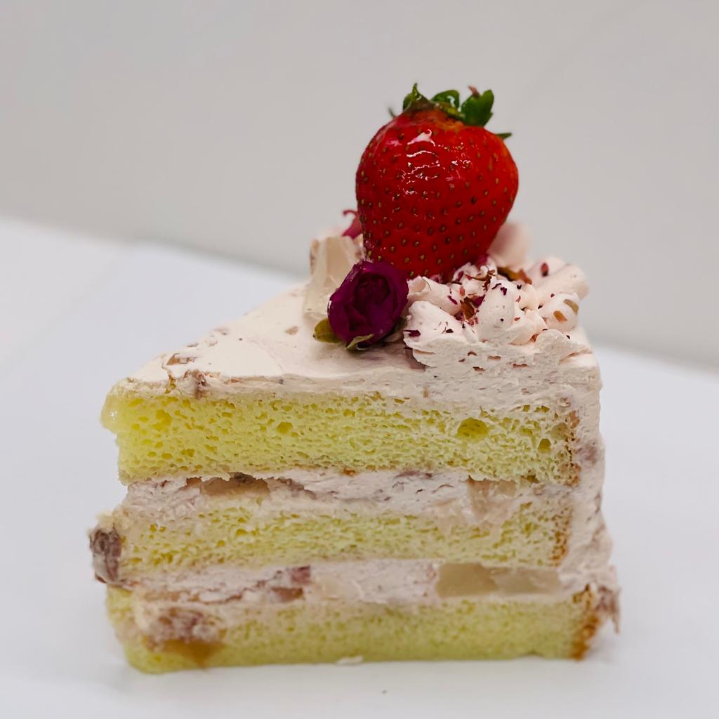 Sliced Lychee Rose Cream Cake 荔枝玫瑰奶油蛋糕